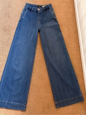 BCBG BCBGeneration Stretch High Rise
Wide Leg Trousers Blue Jeans Size 3 26